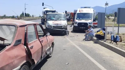 Kamyonet ile otomobilin çarpıştığı kazada 4 kişi yaralandı.