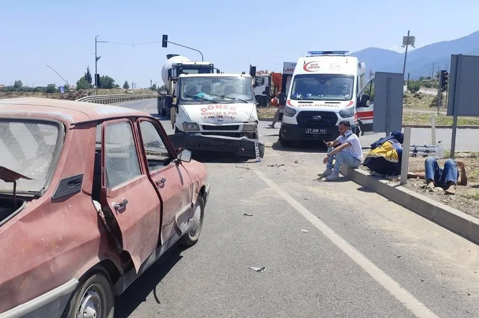 Kamyonet ile otomobilin çarpıştığı kazada 4 kişi yaralandı.