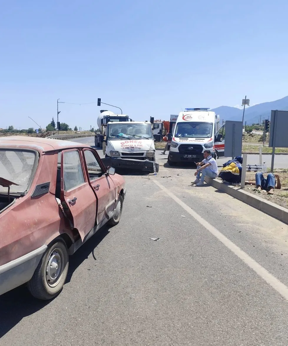 Kamyonet ile otomobilin çarpıştığı kazada 4 kişi yaralandı.