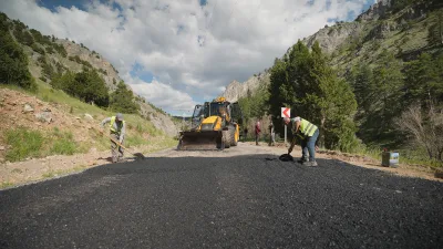 Kahramanmaraş Büyükşehir Belediyesi, Göksun’un kırsal mahallelerinde eş zamanlı olarak yürüttüğü