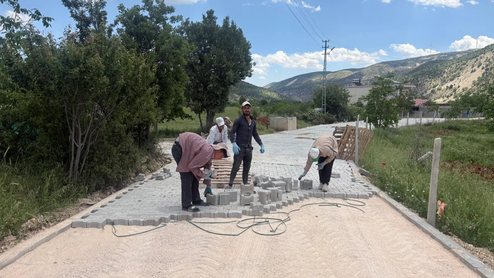Çağlayancerit’in Yıllardır Beklediği Yol Sorunu Çözülüyor