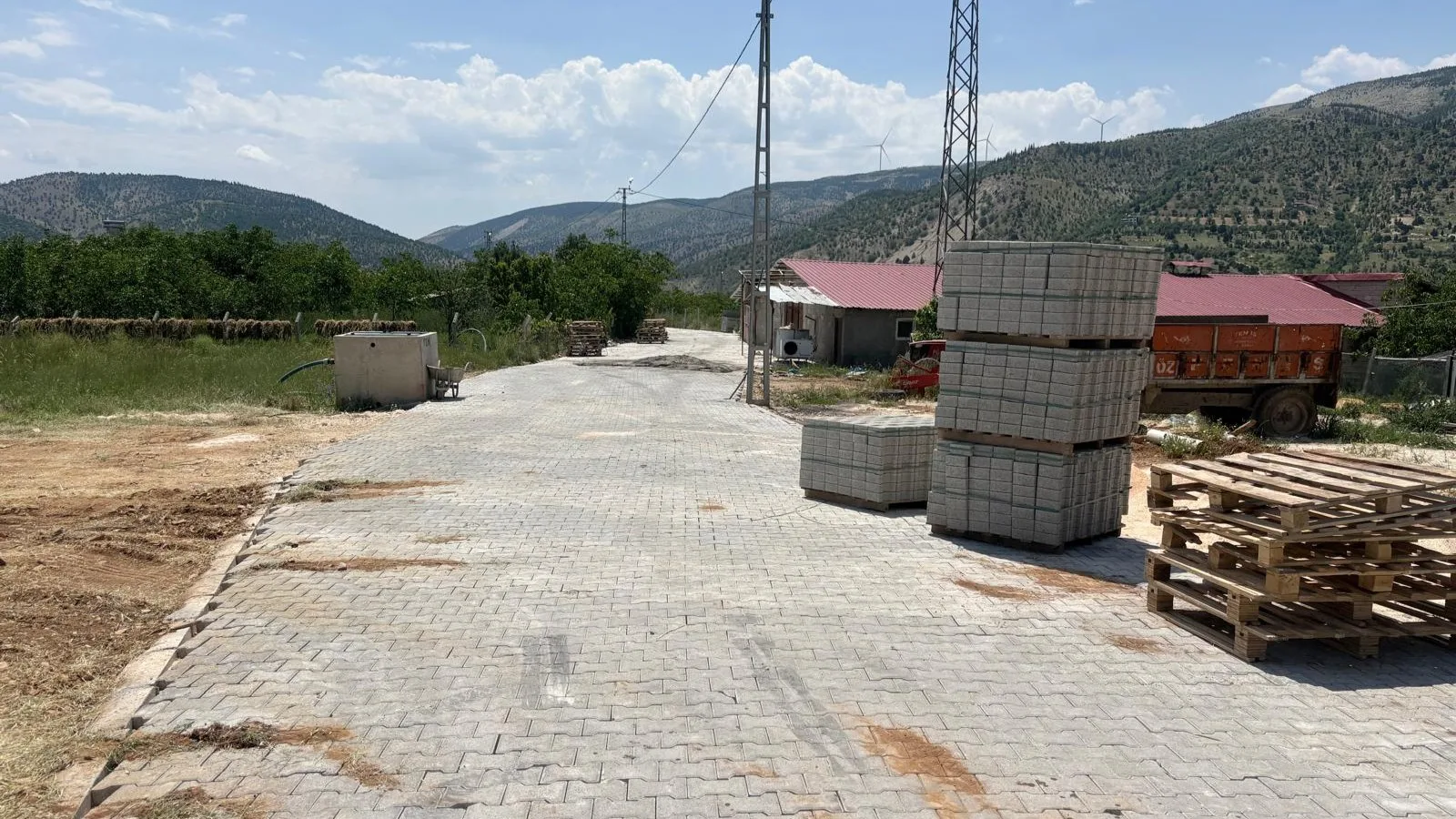 Çağlayancerit’in Yıllardır Beklediği Yol Sorunu Çözülüyor