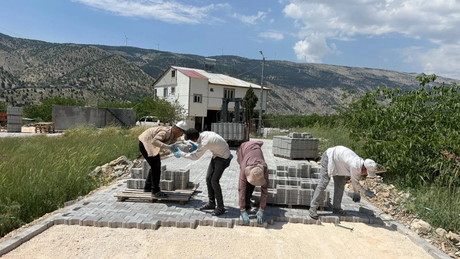 Çağlayancerit’in Yıllardır Beklediği Yol Sorunu Çözülüyor