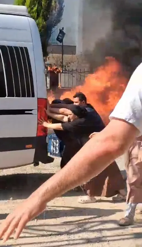 Mahalleli seferber oldu, minibüsü yanmaktan kurtardı Mahalleli seferber oldu, minibüsü yanmaktan kurtardı