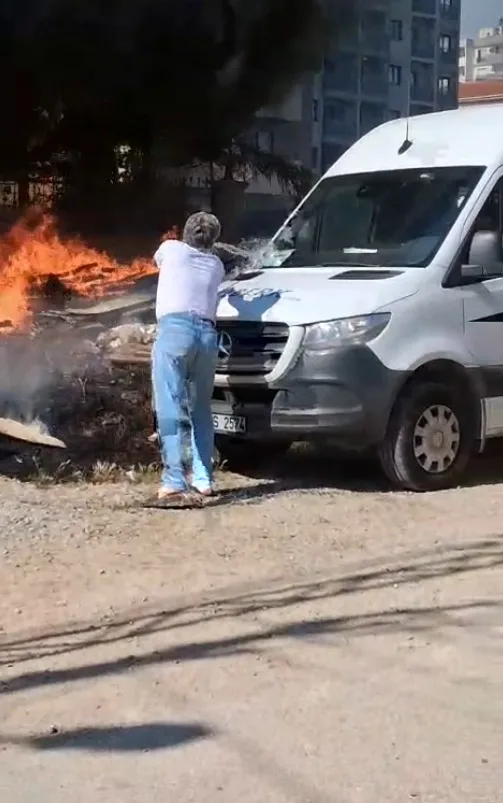 Mahalleli seferber oldu, minibüsü yanmaktan kurtardı Mahalleli seferber oldu, minibüsü yanmaktan kurtardı