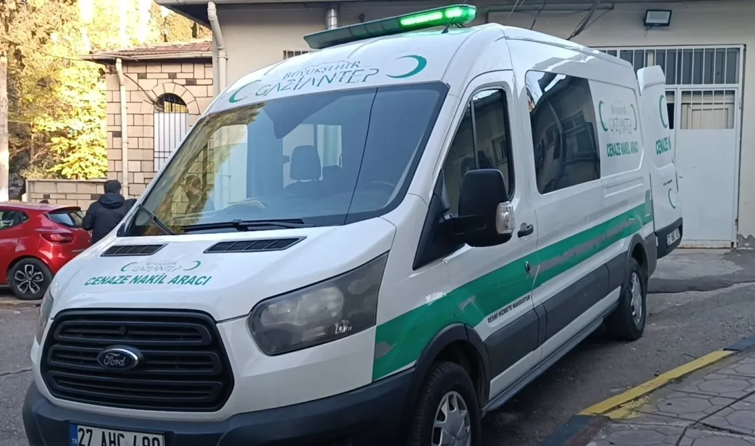 Eşiyle birlikte mendil satan 36 yaşındaki Mustafa Kayhan, motosikletle trafik
