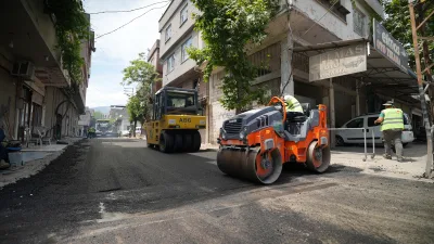 Kahramanmaraş Büyükşehir Belediyesi, Dulkadiroğlu Menderes Mahallesi’nde sıcak asfalt mesaisini kesintisiz