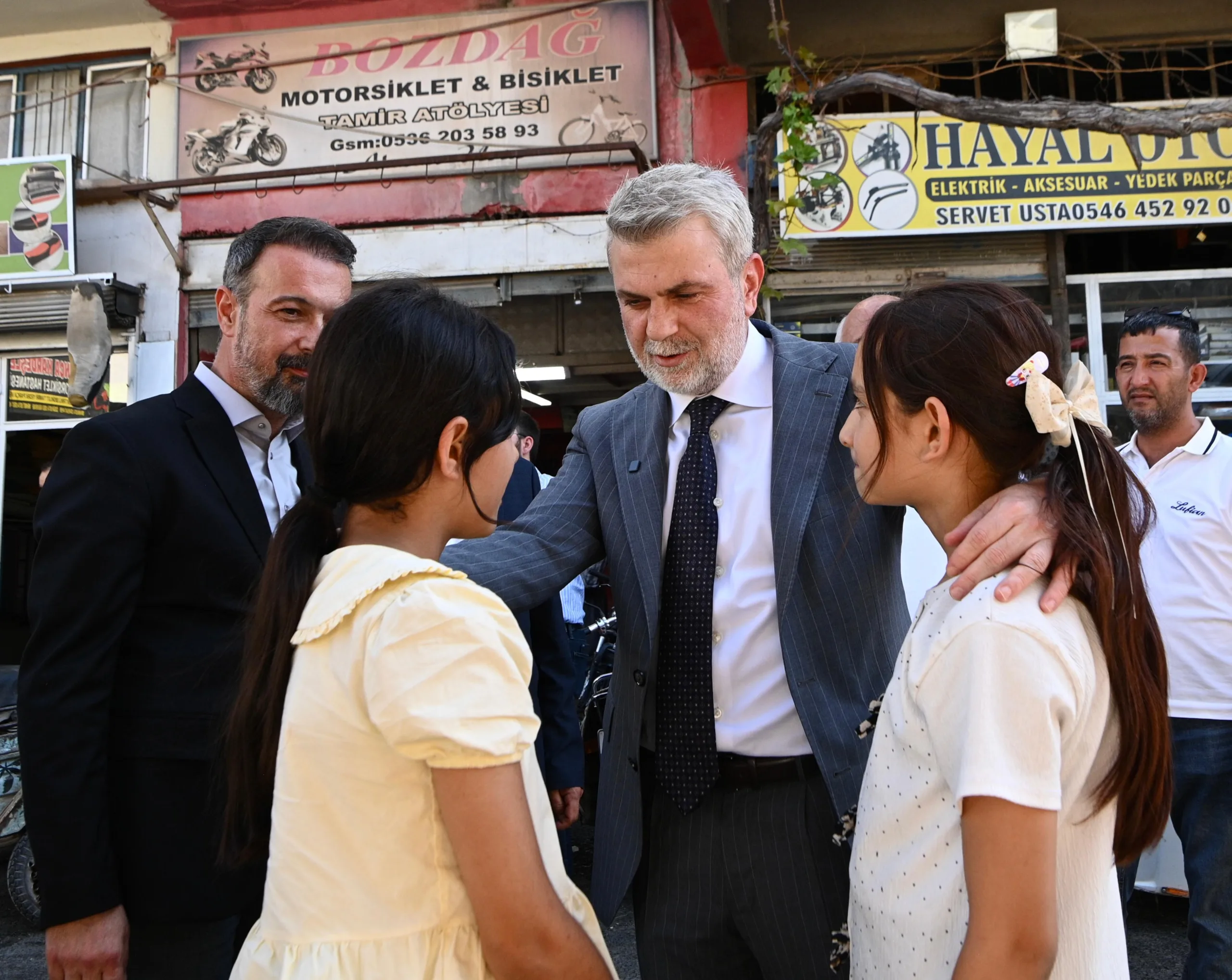 Dulkadiroğlu Menderes Mahallesi’nde esnaf ve vatandaşlarla bir araya gelen Başkan