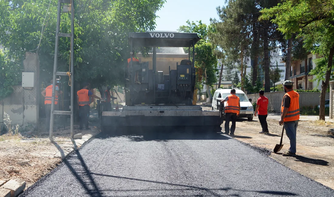 Kahramanmaraş Büyükşehir Belediyesi, Pazarcık’taki asfalt seferberliğine ilçe merkezinin en yoğun