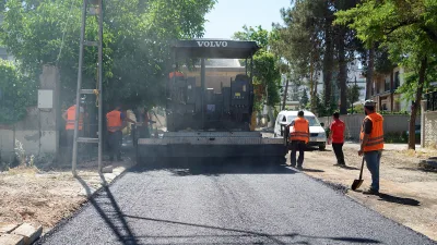 Kahramanmaraş Büyükşehir Belediyesi, Pazarcık’taki asfalt seferberliğine ilçe merkezinin en yoğun