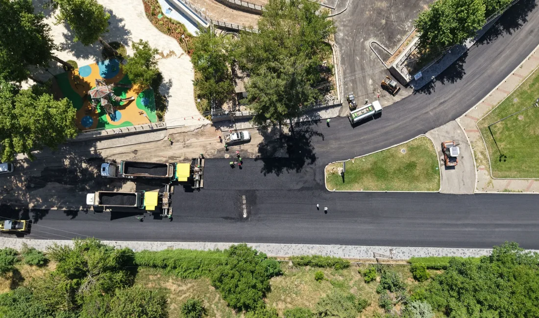 Kahramanmaraş Büyükşehir Belediyesi, Dulkadiroğlu’ndaki Pınarbaşı Mahallesi Pınarbaşı Caddesi’nde sıcak asfalt