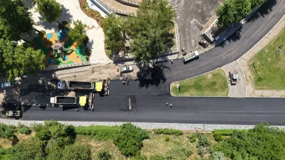 Kahramanmaraş Büyükşehir Belediyesi, Dulkadiroğlu’ndaki Pınarbaşı Mahallesi Pınarbaşı Caddesi’nde sıcak asfalt