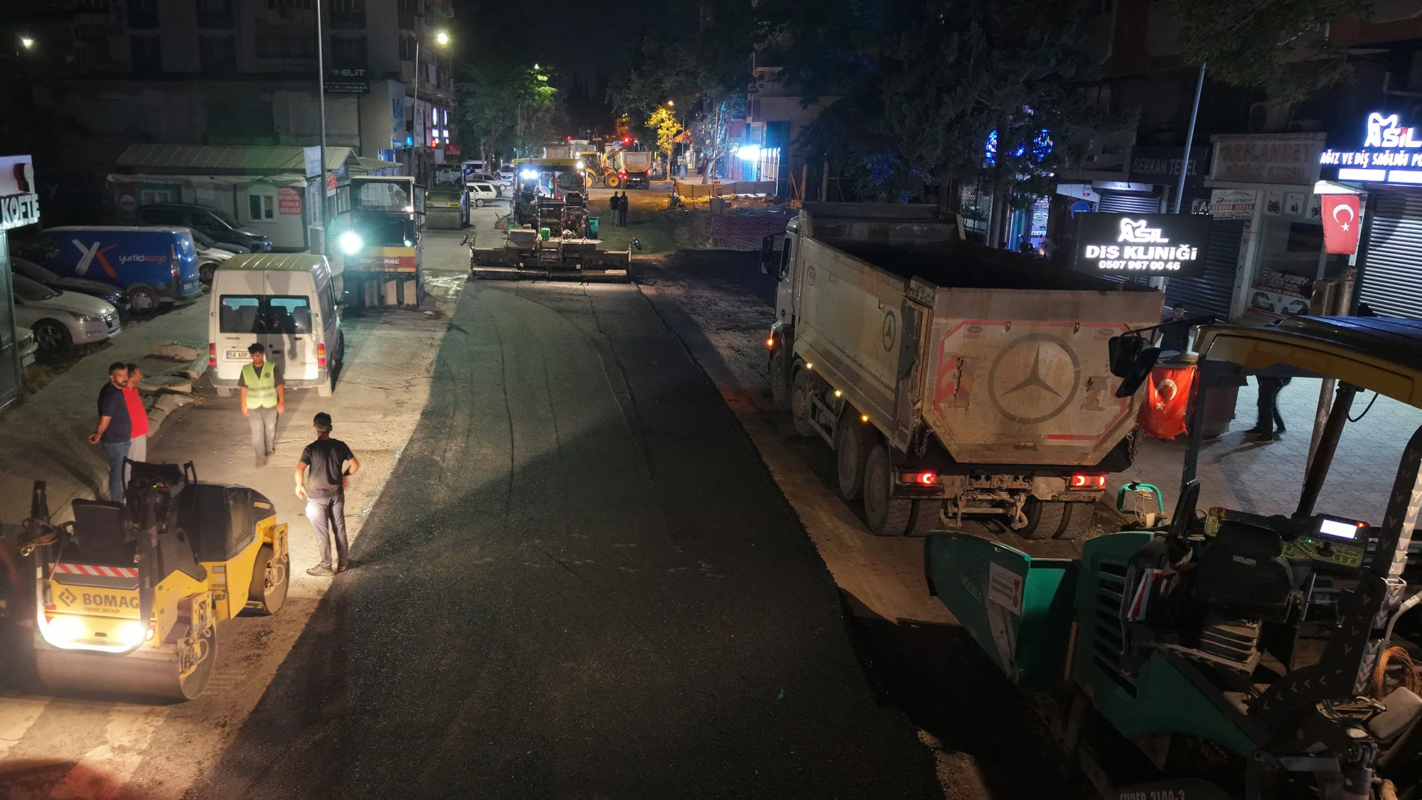 Asfalt Mesaisi Gece Gündüz Kesintisiz Sürüyor