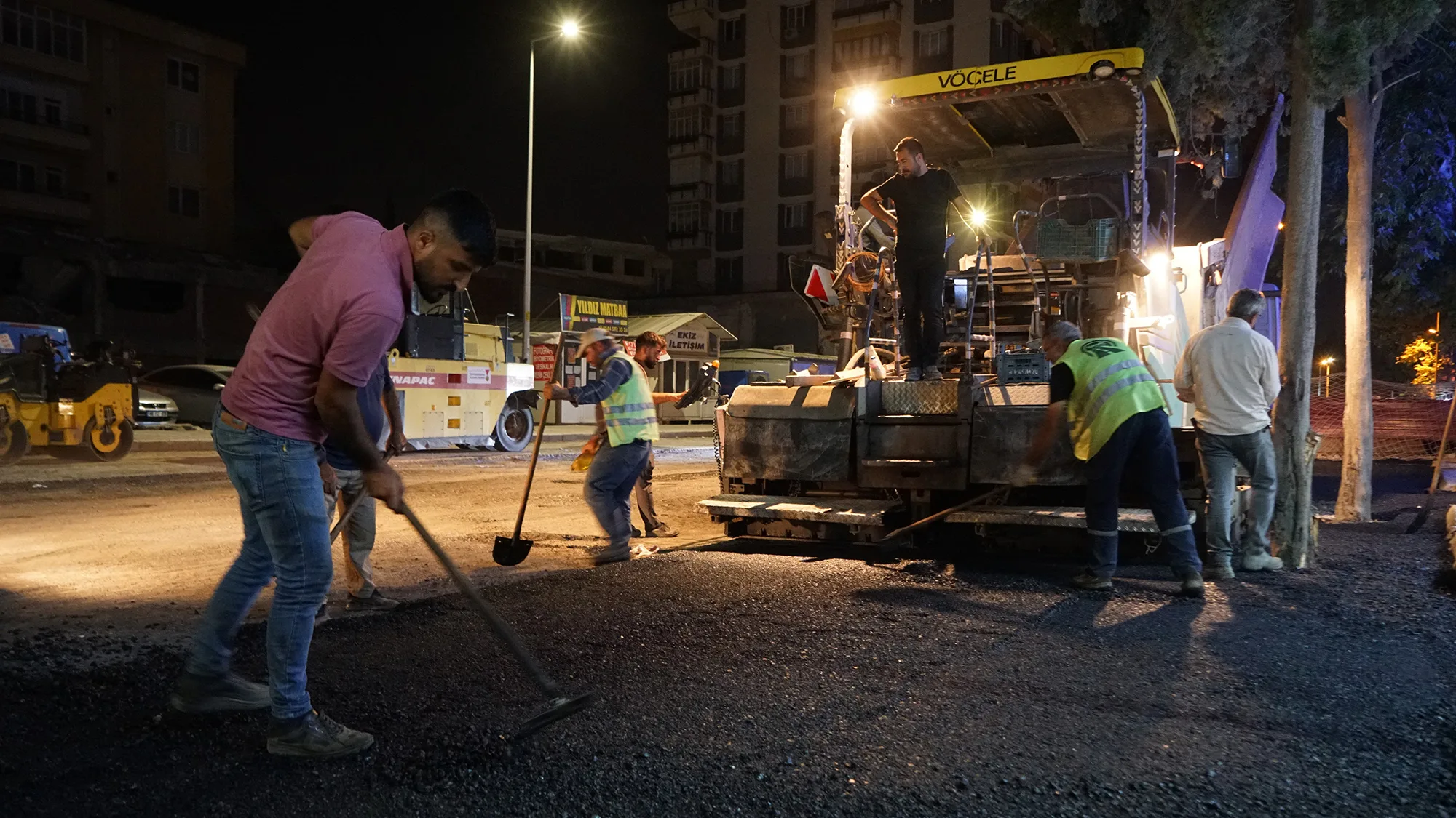 Asfalt Mesaisi Gece Gündüz Kesintisiz Sürüyor
