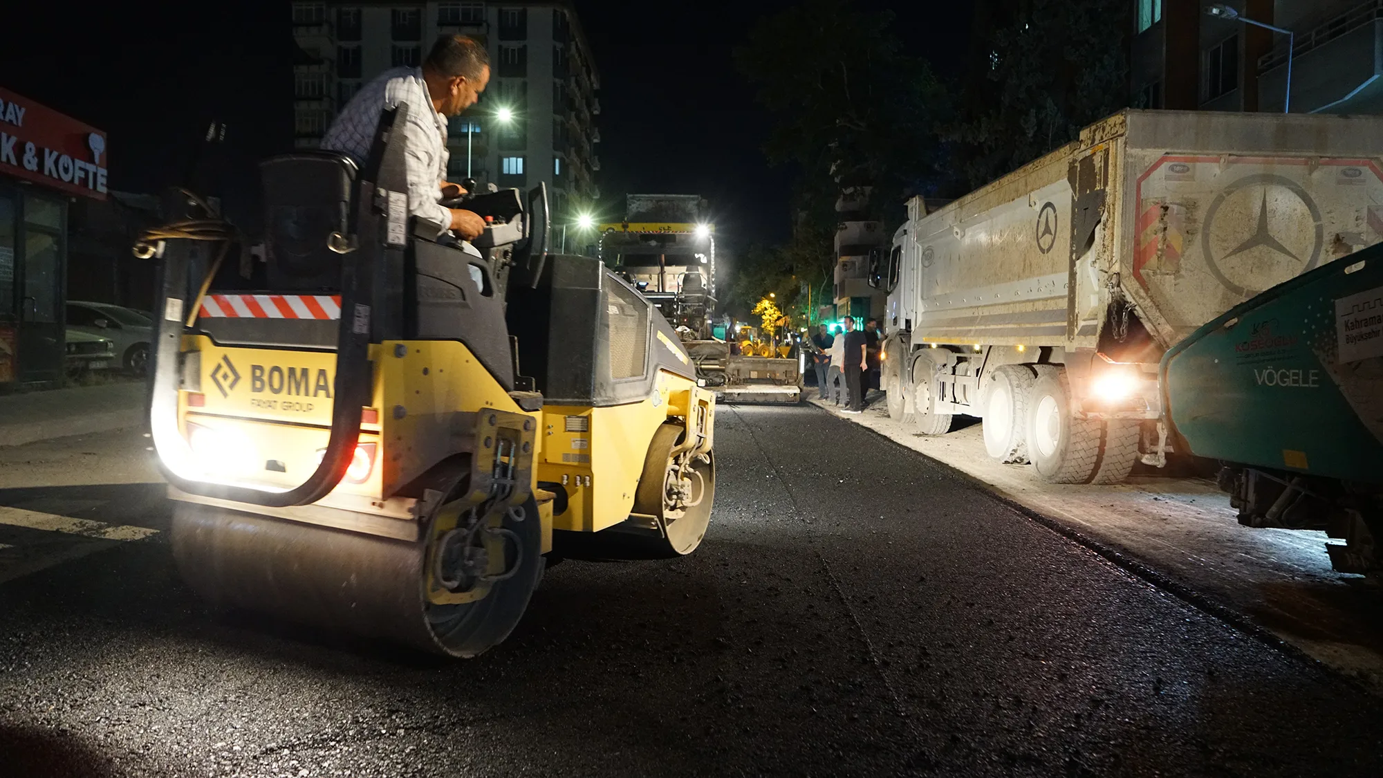 Asfalt Mesaisi Gece Gündüz Kesintisiz Sürüyor