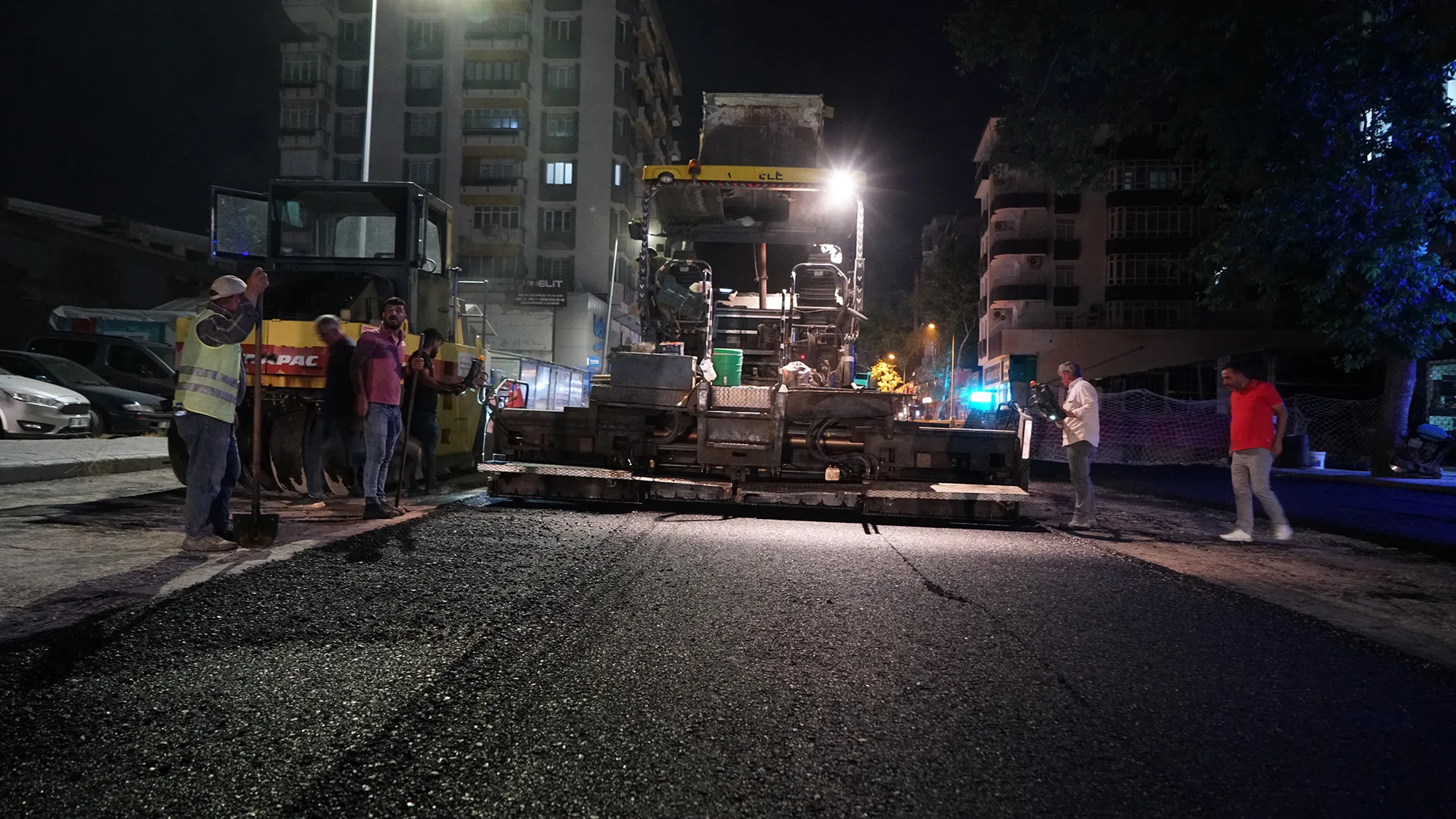 Asfalt Mesaisi Gece Gündüz Kesintisiz Sürüyor
