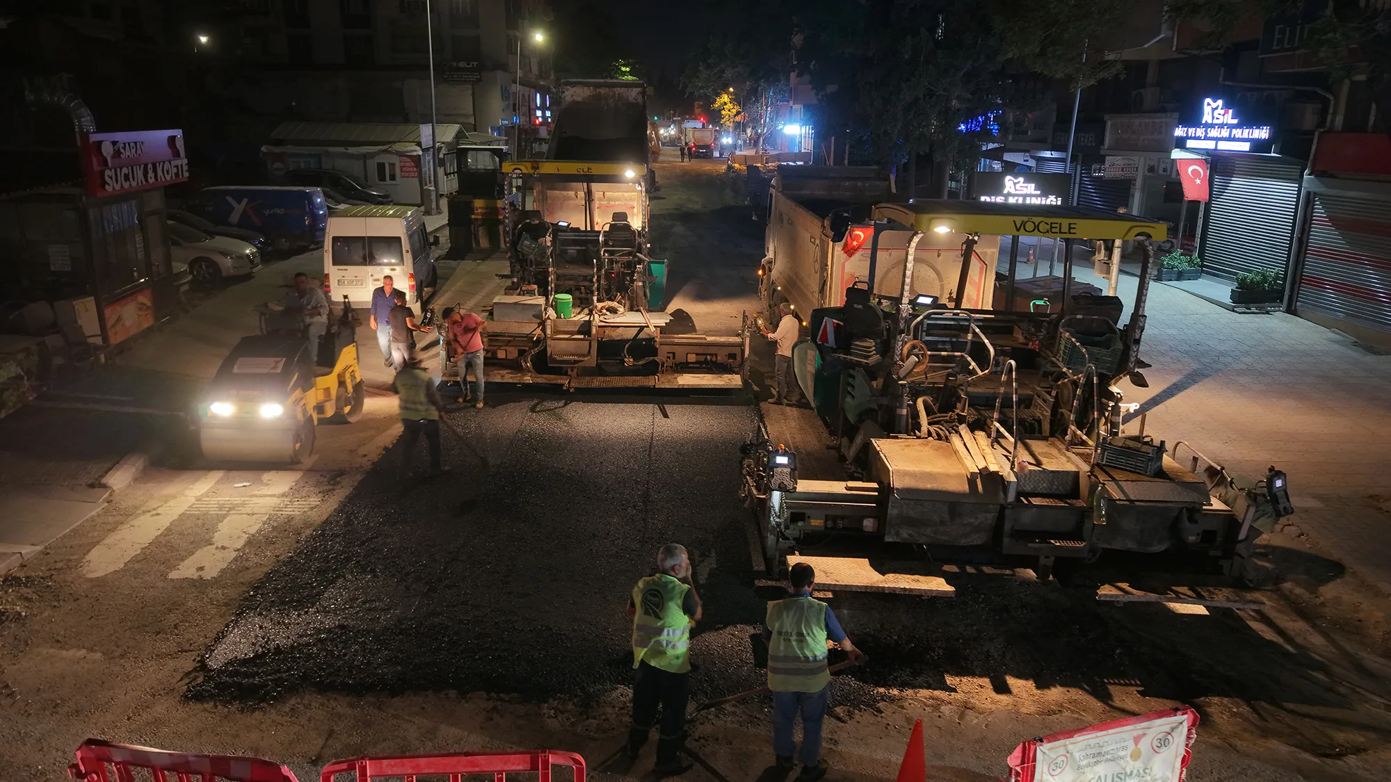 Asfalt Mesaisi Gece Gündüz Kesintisiz Sürüyor
