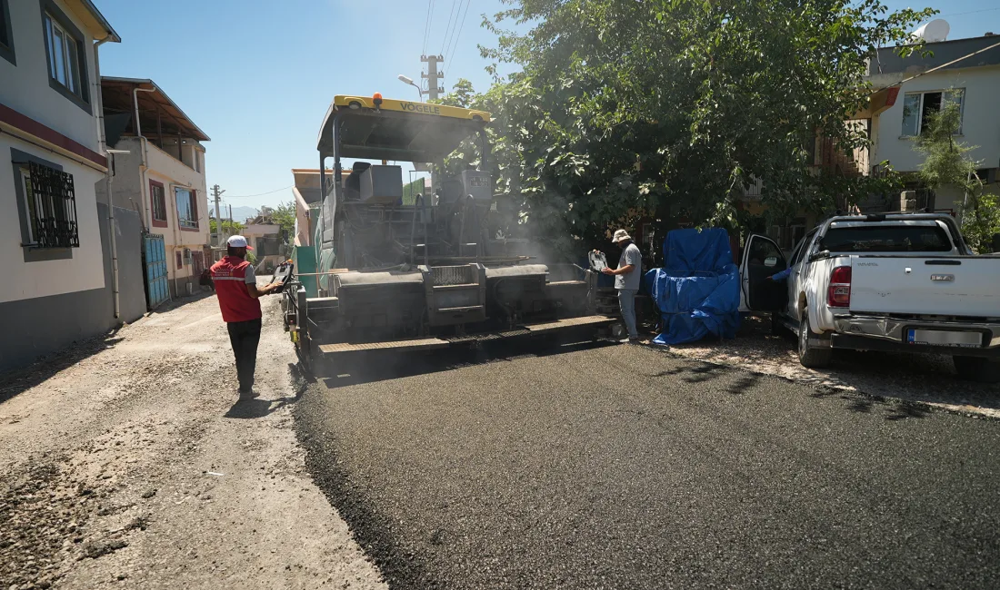 Kahramanmaraş Büyükşehir Belediyesi, Onikişubat Oruç Reis Mahallesi’nde asfalt mesaisine başlarken,