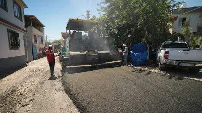 Kahramanmaraş Büyükşehir Belediyesi, Onikişubat Oruç Reis Mahallesi’nde asfalt mesaisine başlarken,