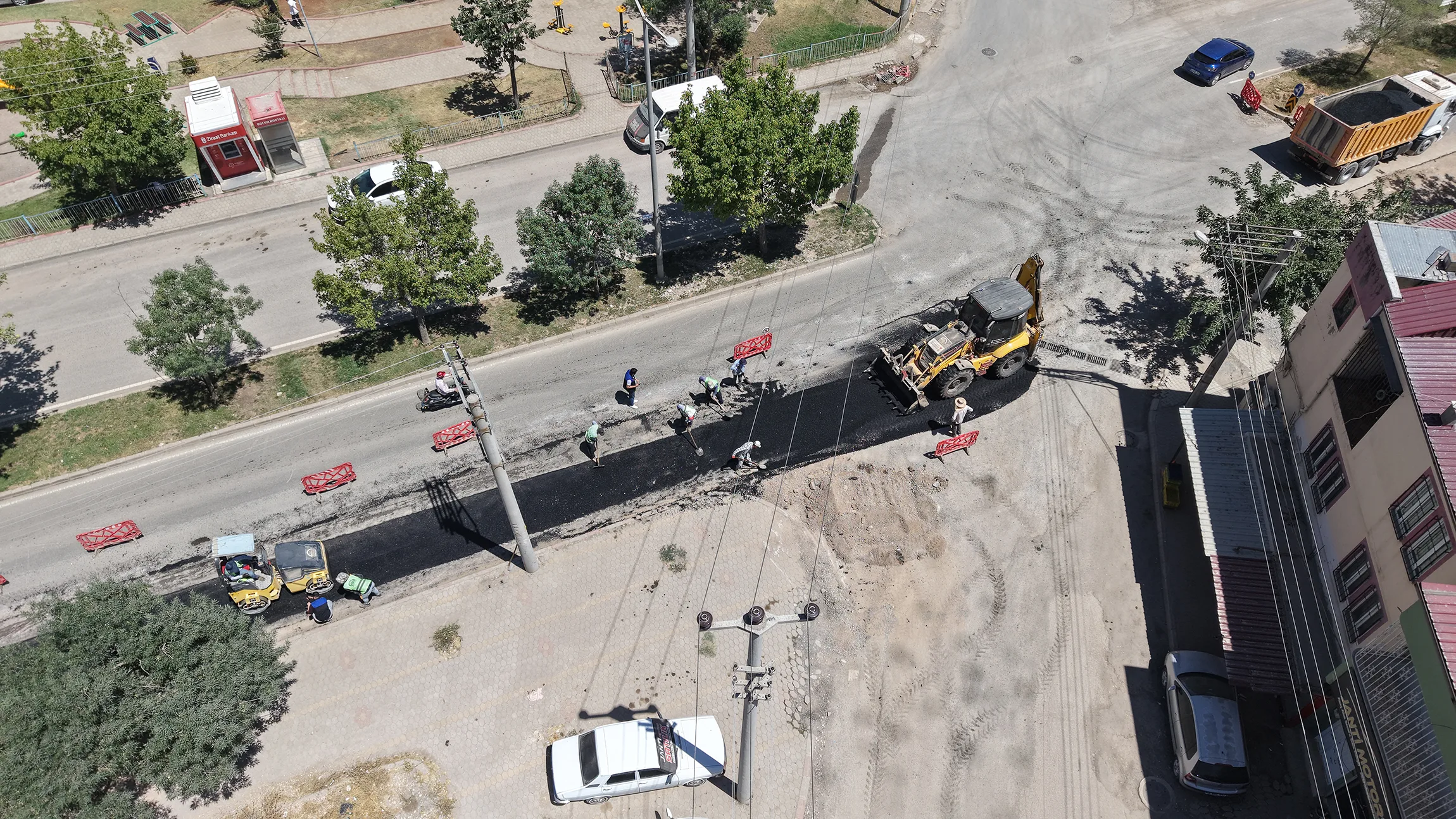 KASKİ’den Sürmeli Bey Caddesi’nde Yoğun Mesai: Altyapının Ardından Asfalt Atağı! KASKİ’den Sürmeli Bey Caddesi’nde Yoğun Mesai: Altyapının Ardından Asfalt Atağı!