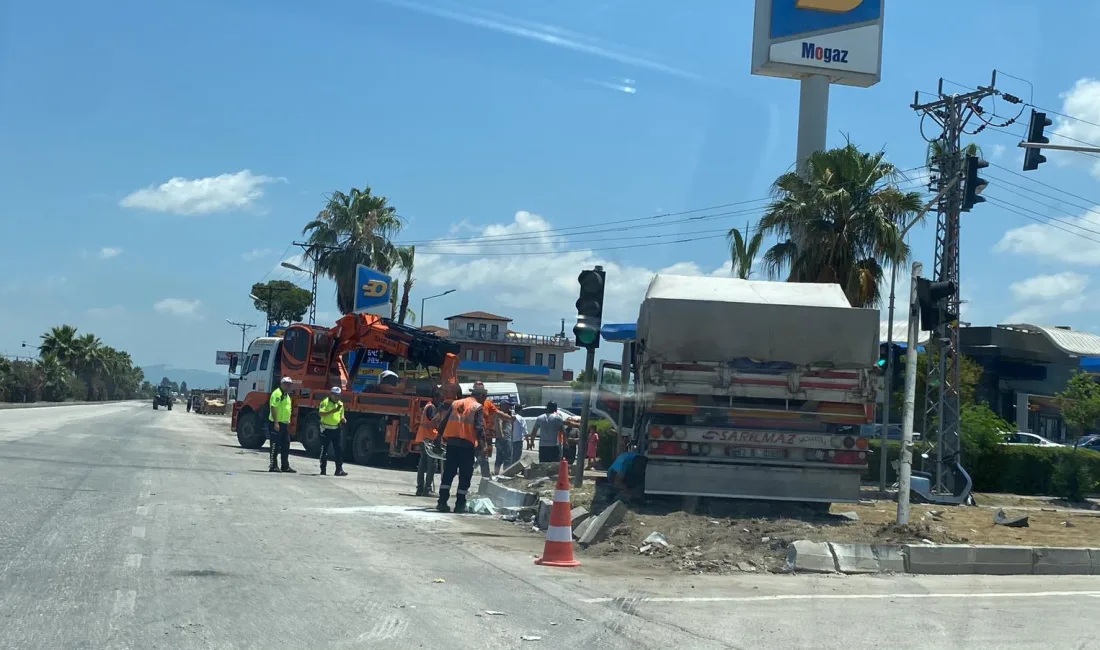 Sürücüsünün kontrolünü yitirdiği TIR'ın çarptığı 2 otomobildeki 5 kişi yaralandı.