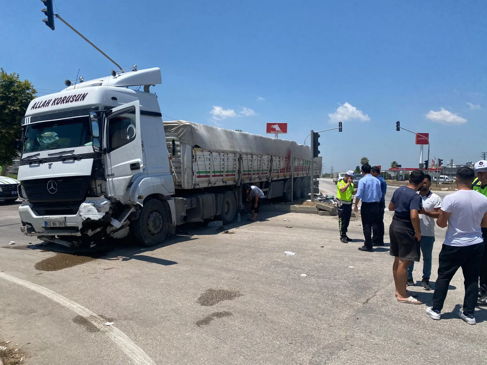 Kavşakta feci kaza: 5 yaralı!