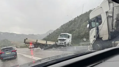 Kahramanmaraş-Göksun yolunda iki TIR kafa kafaya çarpıştı. Kazada 1 TIR