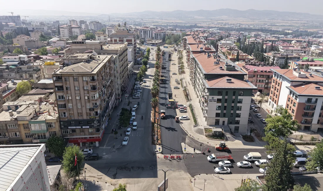 Kahramanmaraş Büyükşehir Belediyesi, Trabzon Bulvarı’nda son kat asfalt çalışmalarına başladı.