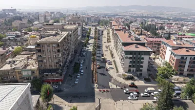 Kahramanmaraş Büyükşehir Belediyesi, Trabzon Bulvarı’nda son kat asfalt çalışmalarına başladı.