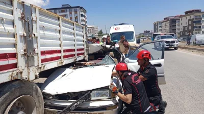 Kahramanmaraş’ta meydana gelen trafik kazasında, park halindeki dorsenin arka kısmına
