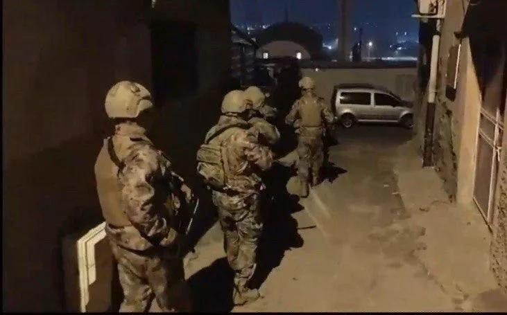 Kahramanmaraş’ta emniyet güçlerinin zehir tacirlerine ve kaçakçılara yönelik düzenlediği peş