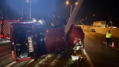 Kahramanmaraş’ta kontrolden çıkan bir otomobil otomobilin aydınlatma direğine ok gibi