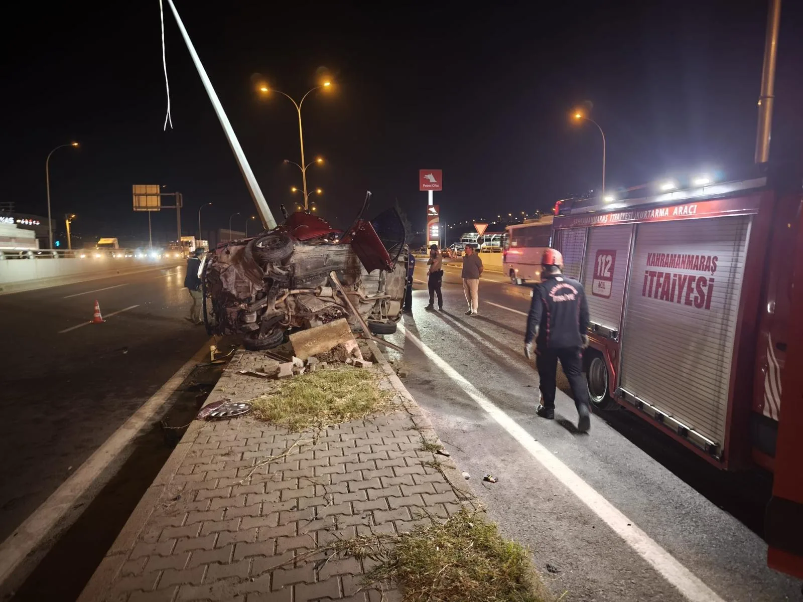 Kahramanmaraş’ta Kanlı Kaza: Direğe Çarpan Araçta Can Pazarı!