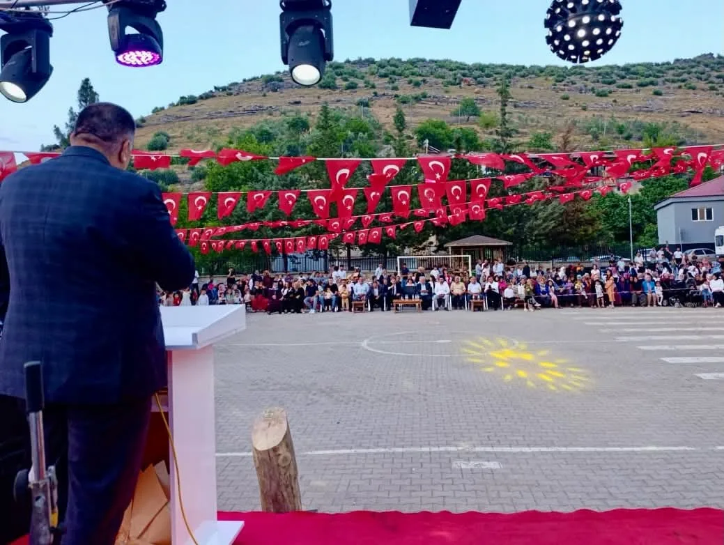 Yolderesi Ortaokulu'nda Mezuniyet Coşkusu Yolderesi Ortaokulu'nda Mezuniyet Coşkusu
