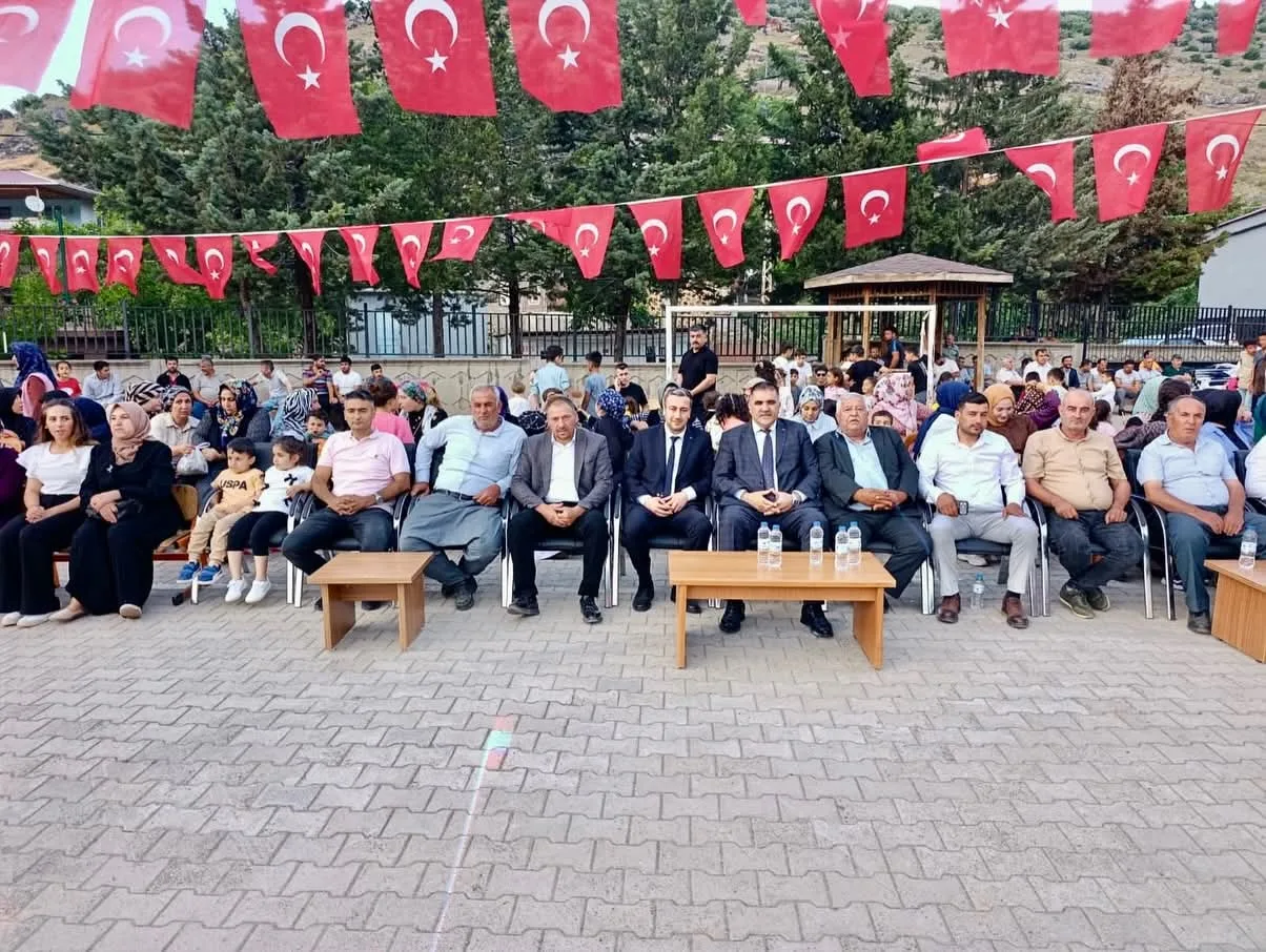 Yolderesi Ortaokulu'nda Mezuniyet Coşkusu Yolderesi Ortaokulu'nda Mezuniyet Coşkusu