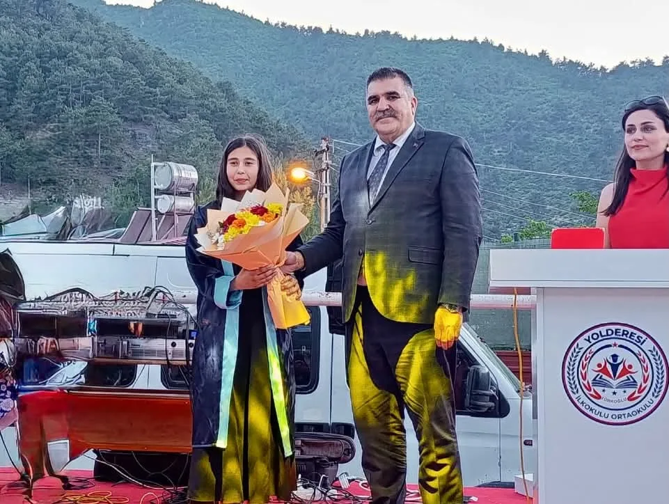 Yolderesi Ortaokulu'nda Mezuniyet Coşkusu