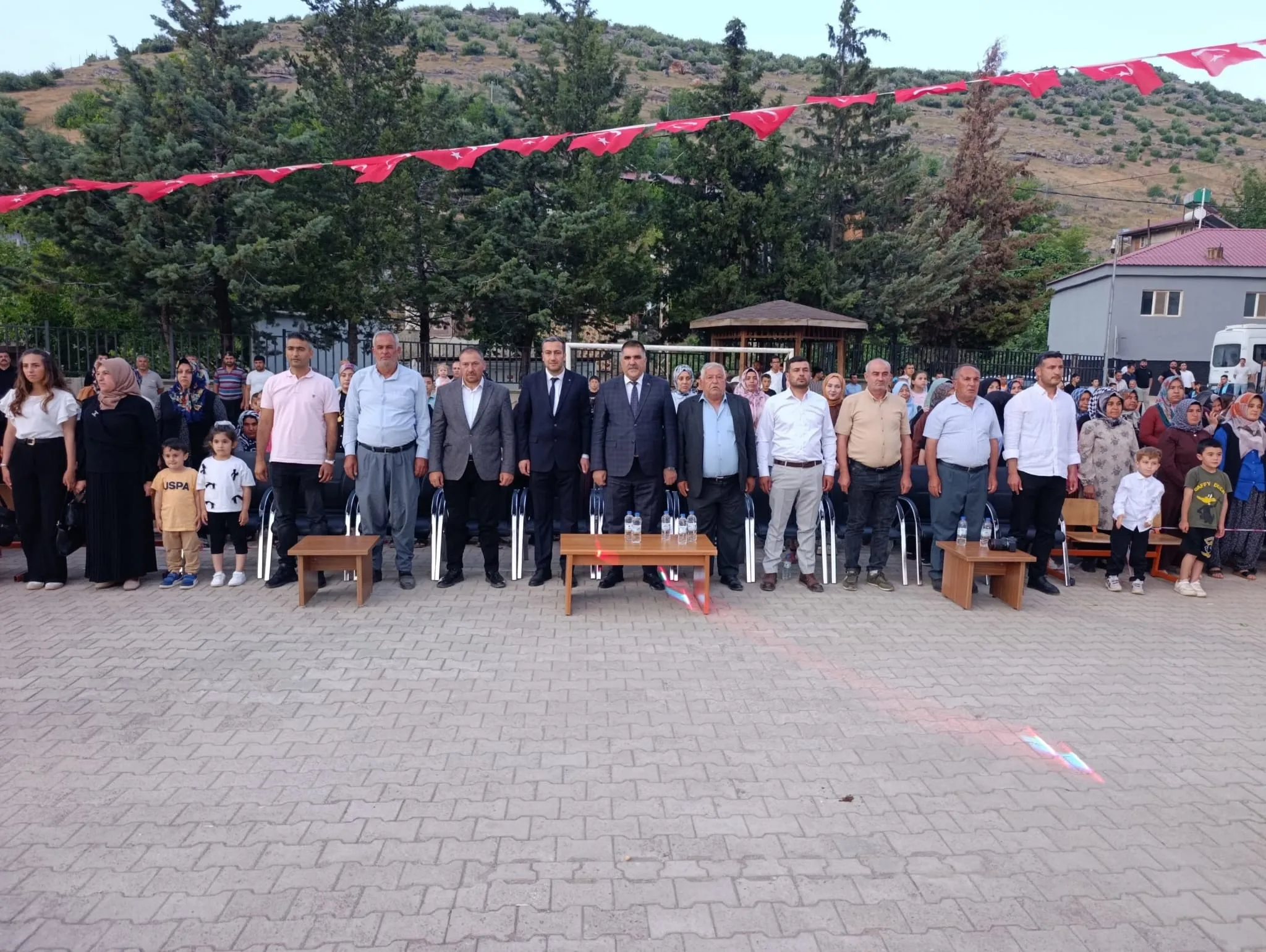 Yolderesi Ortaokulu'nda Mezuniyet Coşkusu Yolderesi Ortaokulu'nda Mezuniyet Coşkusu