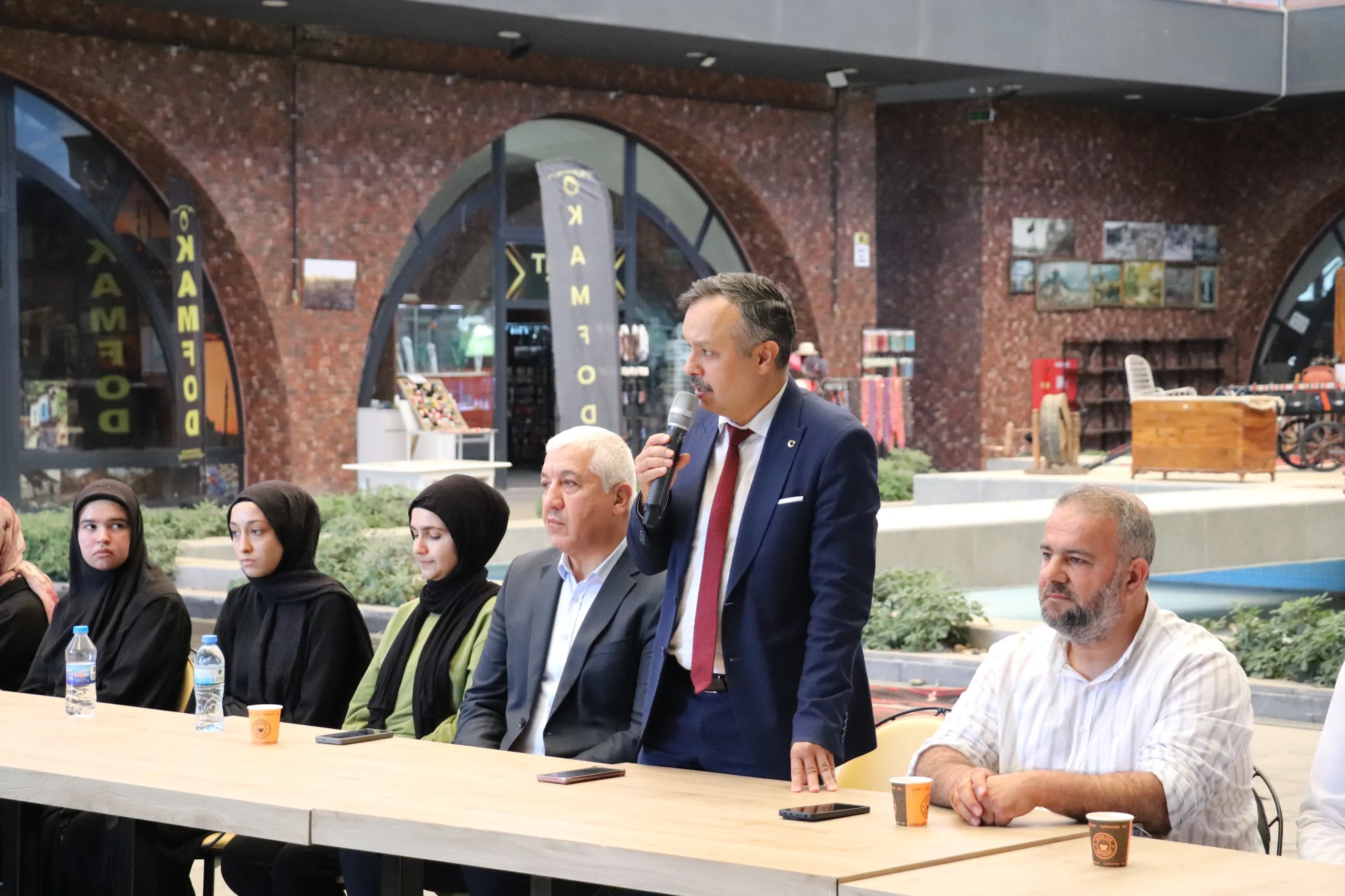 Kahramanmaraşlı Gençlerin "Oku-Yorum" Yolculuğunda Yıl Sonu Coşkusu