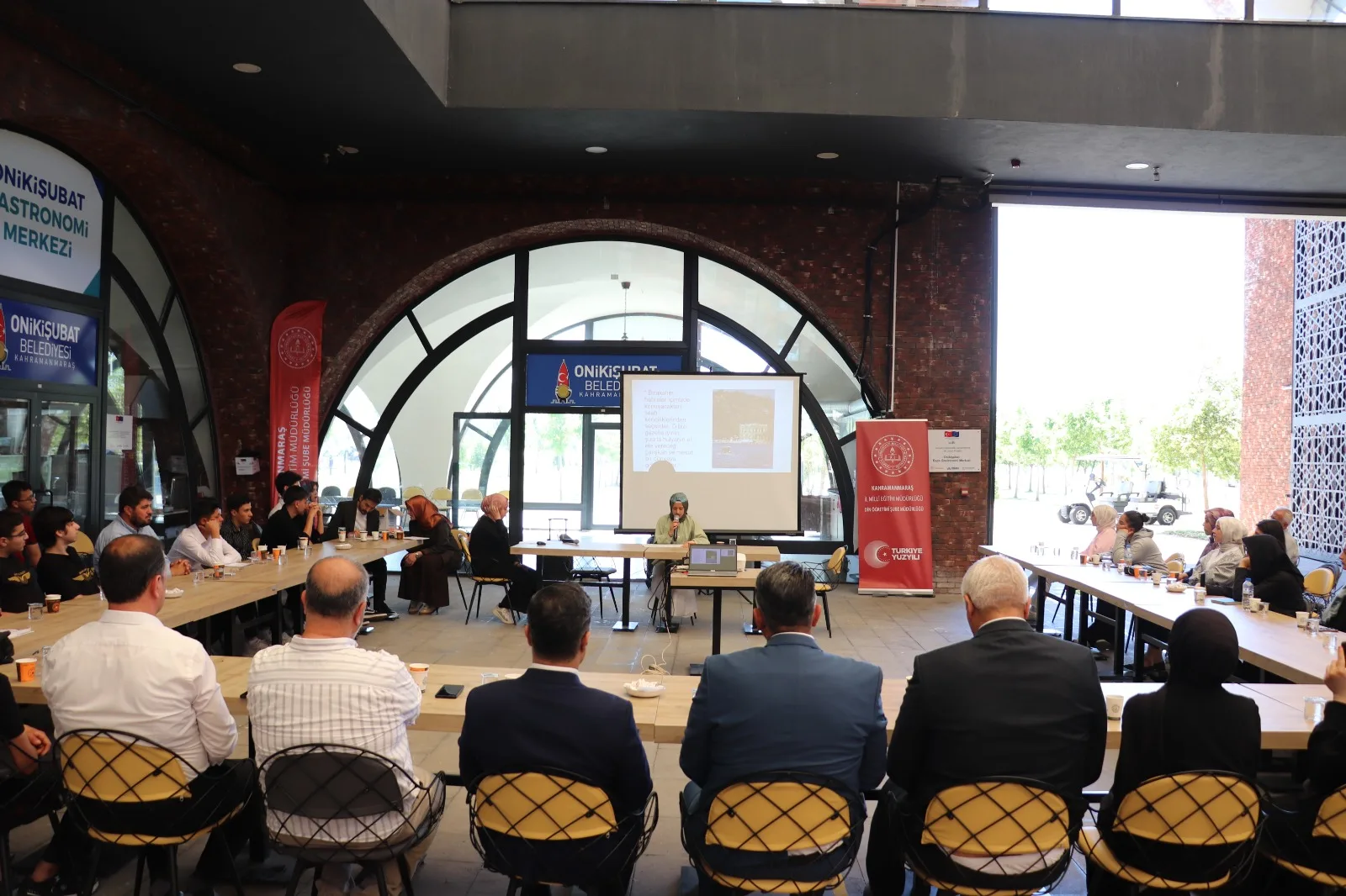 Kahramanmaraşlı Gençlerin "Oku-Yorum" Yolculuğunda Yıl Sonu Coşkusu