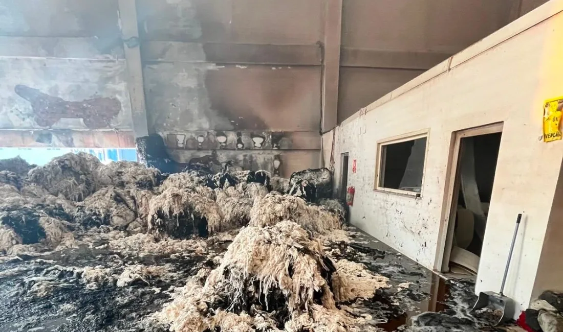 Kahramanmaraş'ta bir fabrikada başlayan alevler, itfaiye ekiplerinin zamanında ve yoğun