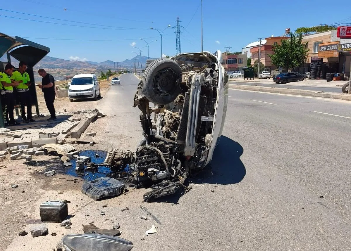 Kahramanmaraş’ın Onikişubat ilçesinde yaşanan tek taraflı trafik kazasında, direksiyon hakimiyeti