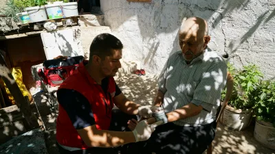 Kahramanmaraş Büyükşehir Belediyesi, evlerinde yalnız yaşayan ihtiyaç sahibi 65 yaş