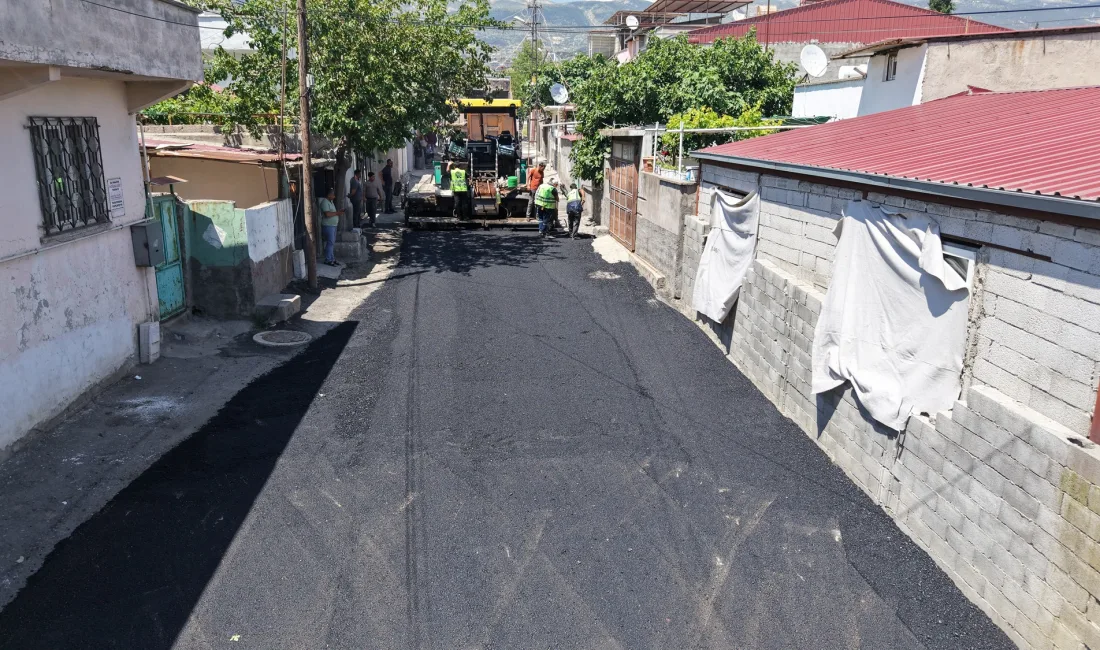 Kahramanmaraş Büyükşehir Belediyesi, şehir merkezinde yol yenileme çalışmalarını sürdürüyor. Ekipler,