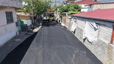 Kahramanmaraş Büyükşehir Belediyesi, şehir merkezinde yol yenileme çalışmalarını sürdürüyor. Ekipler,