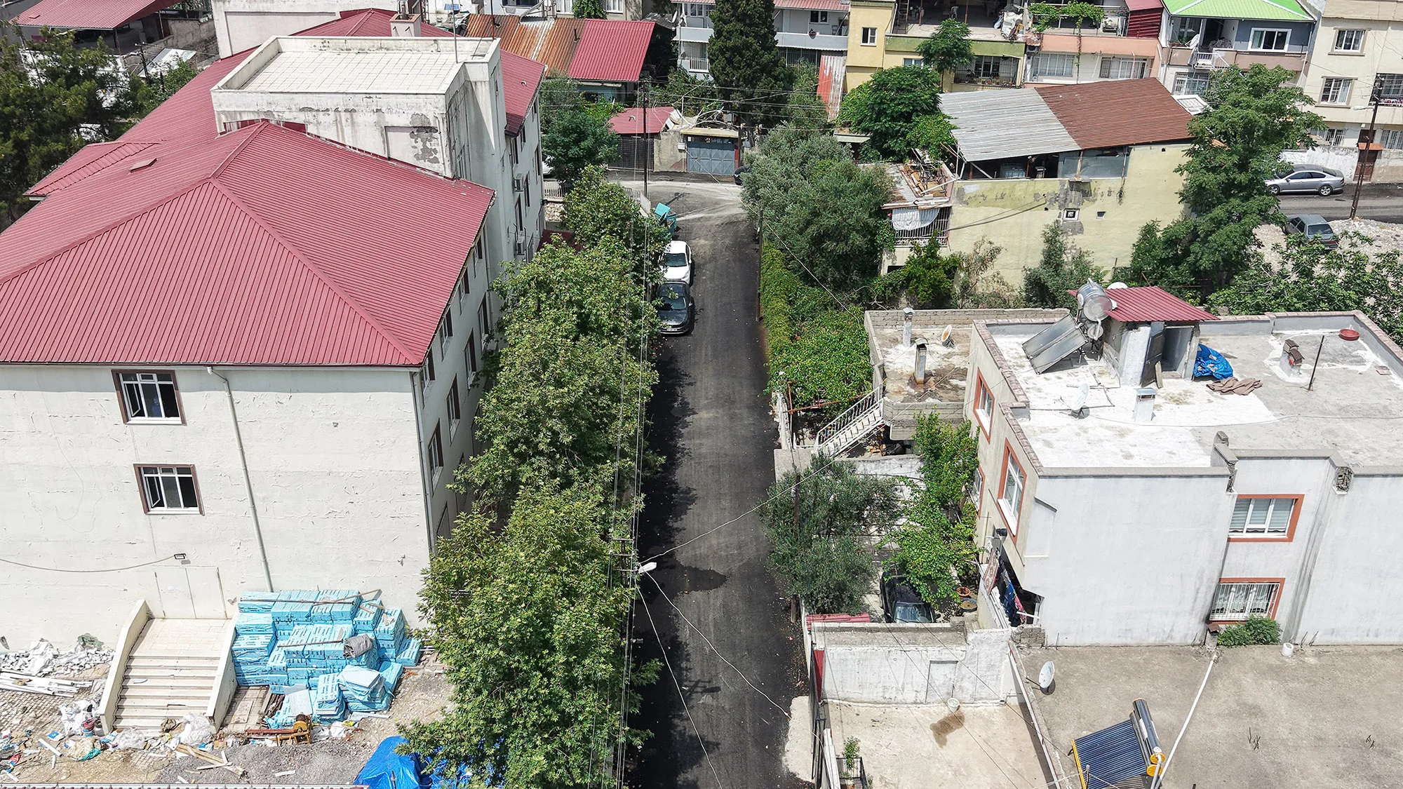Kahramanmaraş Büyükşehir Belediyesi, Dulkadiroğlu Yavuz Selim Mahallesi’nde sıcak asfalt mesaisini