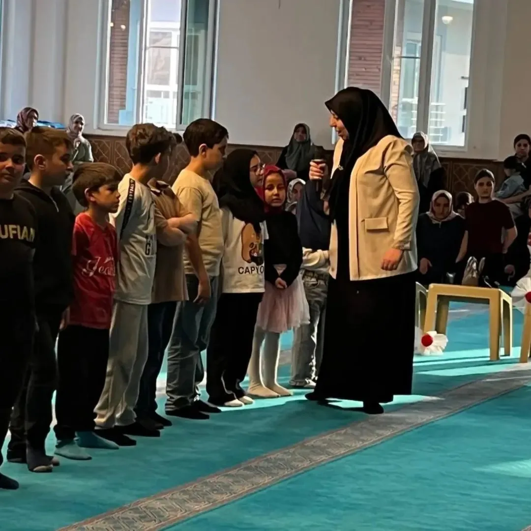 Minik Yüreklerden Büyük Coşku: Kur'an Kursu Öğrencilerinin Yıl Sonu Kapanış Programı Göz Doldurdu