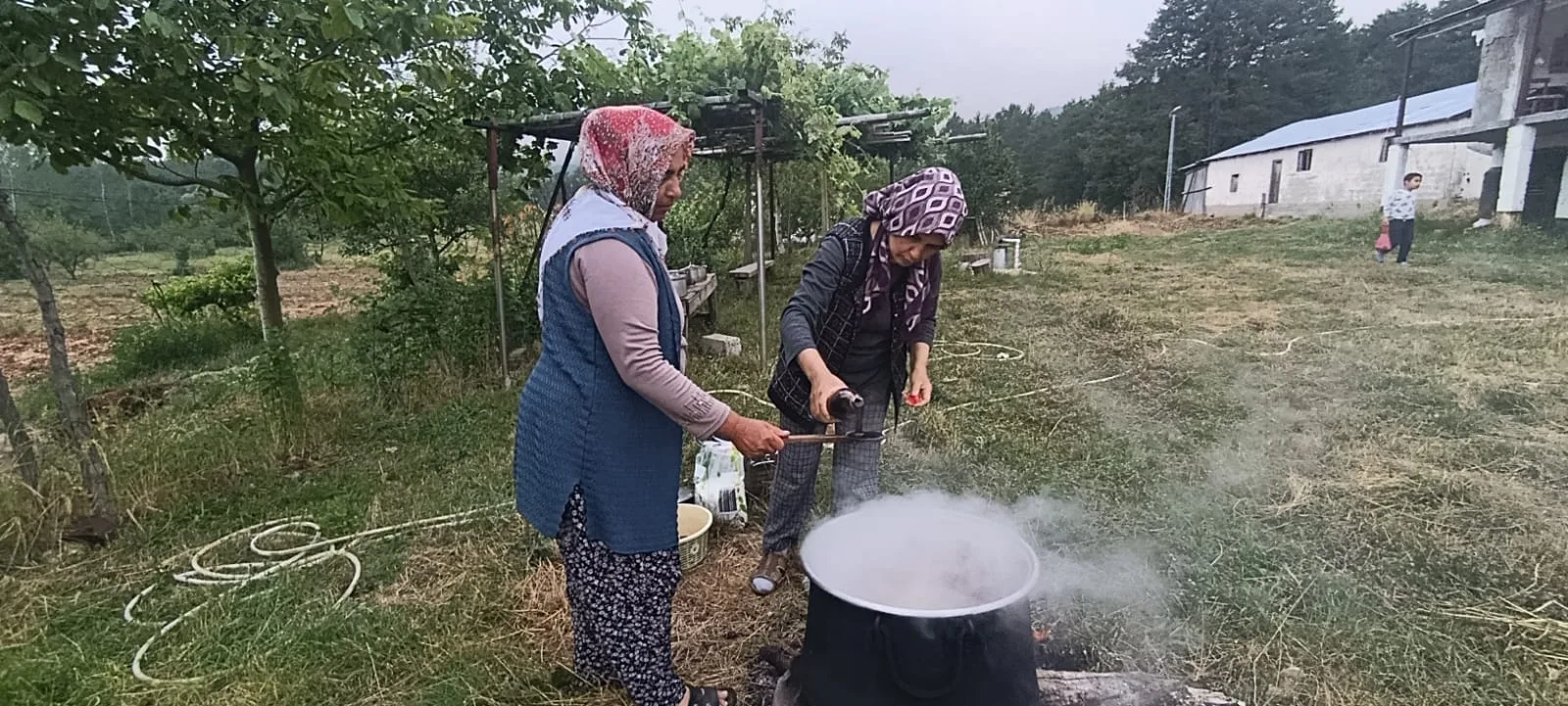 Andırın’da Muharrem Ayı Bereketi: Osmancık Mahallesi'nde Geleneksel Aşure Kazanı Kaynadı