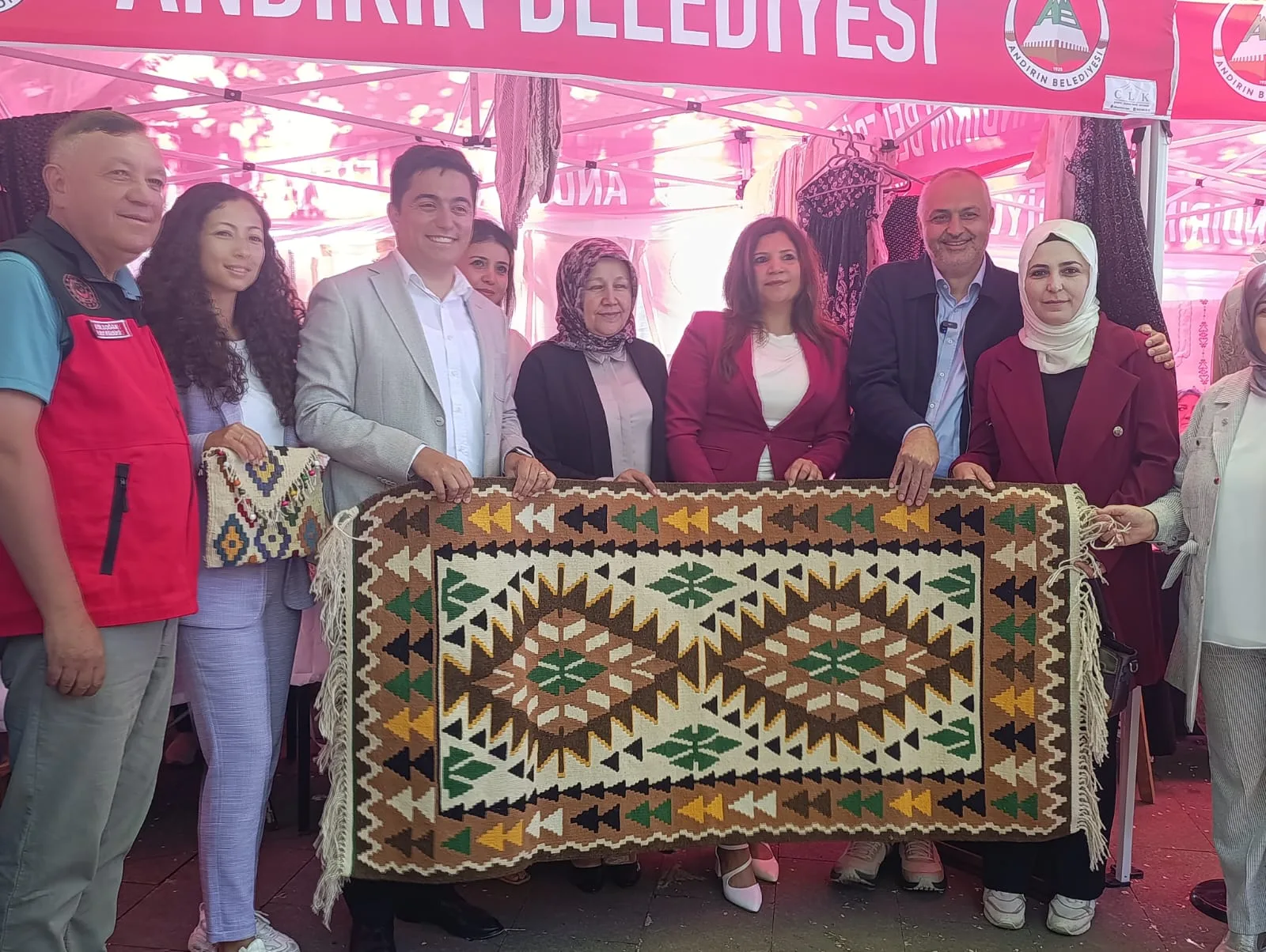 Andırın'da El Emeği Göz Nuru Eserler Görücüye Çıktı: Yıl Sonu Sergisine Görkemli Açılış!