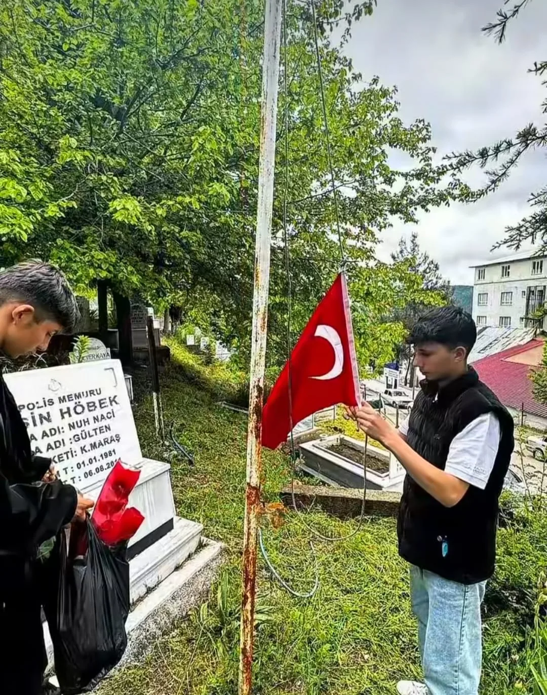 Andırın’da Anlamlı Ziyaret: Şehitlerimizin Emaneti Bayraklar Yenilendi