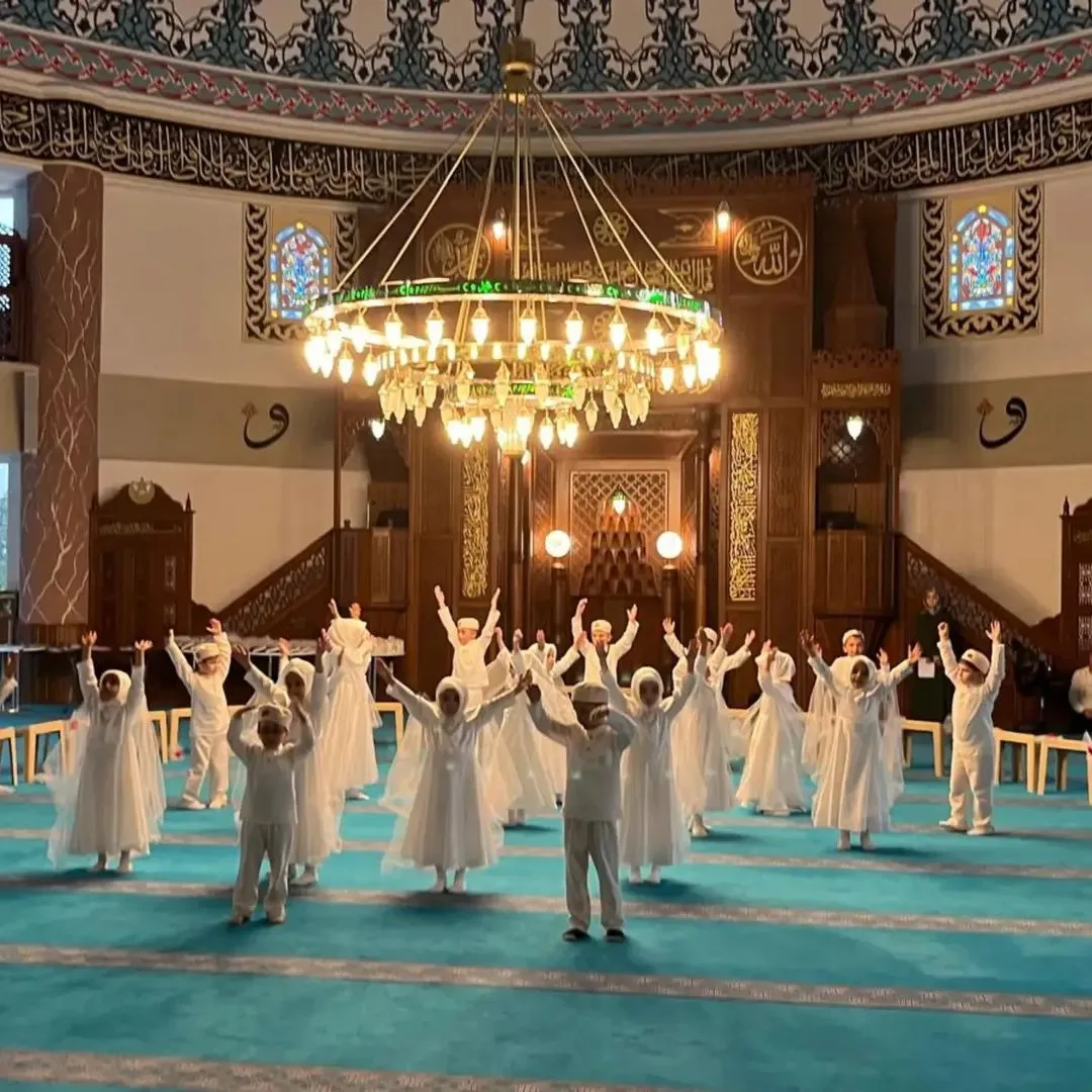 Minik Yüreklerden Büyük Coşku: Kur'an Kursu Öğrencilerinin Yıl Sonu Kapanış Programı Göz Doldurdu